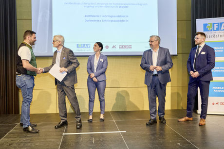 Ehrung und Gratulation bei Diplomverleihung