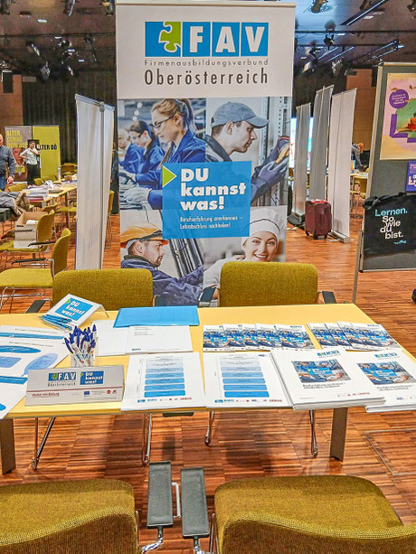 Messestand des FAV OÖ mit Werbemittel