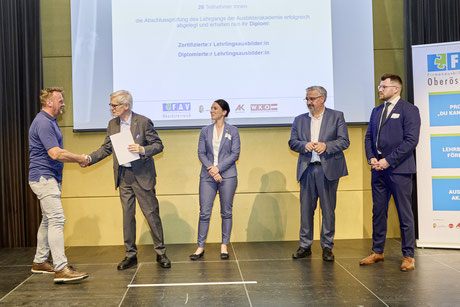 Gratulation bei der Diplomvergabe