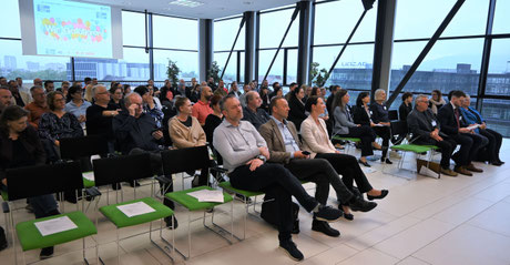 Publikum folgt aufmerksam dem Vortrag im Saal
