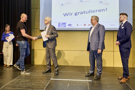 Offizielle Übergabe der Urkunde im Rahmen von „Du kannst was“