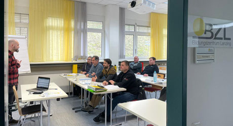 Überblick über den Workshopraum mit Teilnehmern und Vortragendem beim Einstieg ins Thema