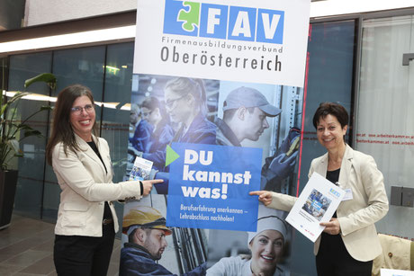Projektteam zeigt mit Freude auf das Informationsplakat von „Du kannst was“