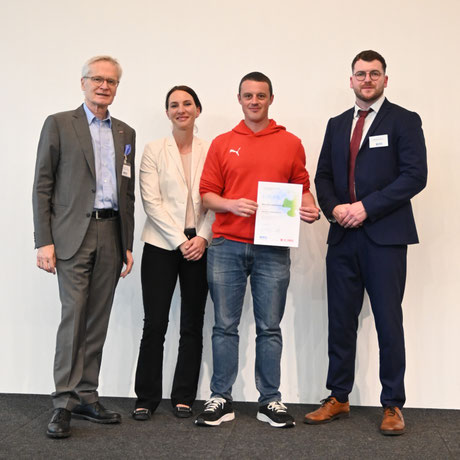 Diplomfoto mit Vorstandsmitgliedern