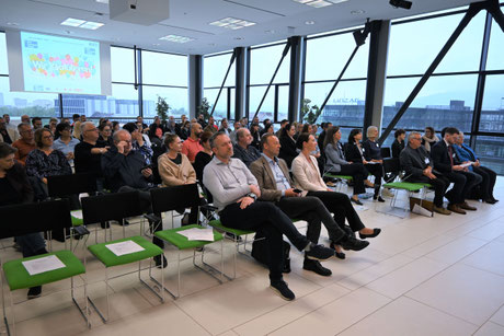Veranstaltungsraum mit zuhörenden Teilnehmern