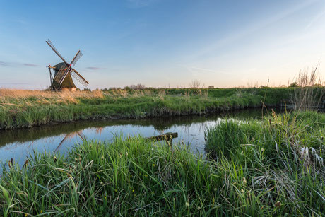 Historische Wasserschöpfmühle in Neustadtgödens kurz vor Sonnenuntergang im Landkreis Friesland Norddeutschland