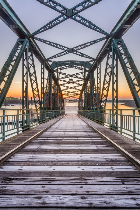 Nassaubrücke in Wilhelmshaven bei Sonnenaufgang im Winter mit Raureif