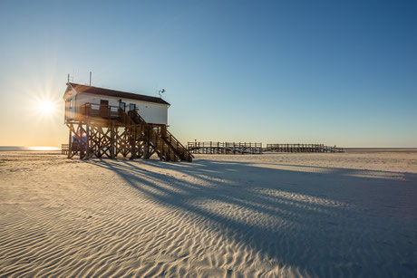 Sonnenuntergang und Pfahlbau am Strand von  St.-Peter-Ording Bad