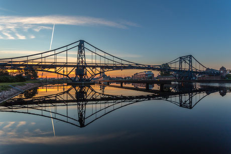 Sonnenaufgang an der Kaiser-Wilhelm-Brücke in Wilhelmshaven mit schöner Spiegelung im Wasser