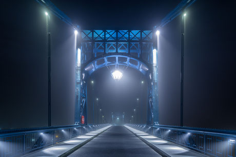 Kaiser-Wilhelm-Brücke im Nebel