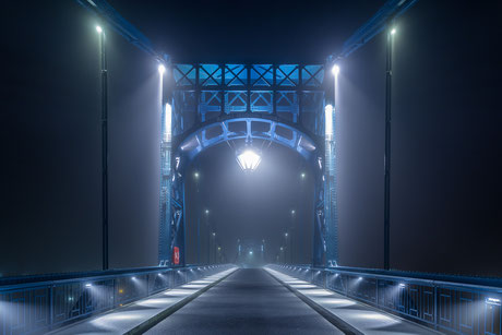 Kaiser-Wilhelm-Brücke im Nebel