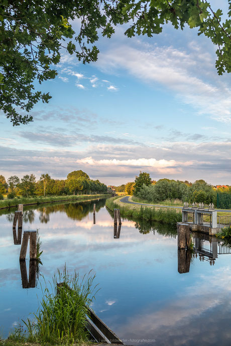 Spiegelung im Ems-Jade-Kanal in Mariensiel in der Gemeinde Sande