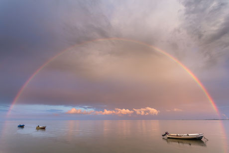 Regenbogen am Banter Fischerdorf in Wilhelmshaven mit Booten im Vordergrund