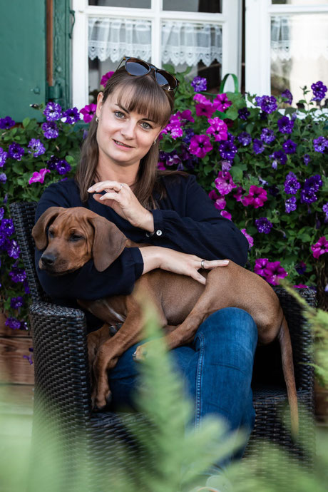 Michelle Haberkorn mit Hund auf dem Schoß