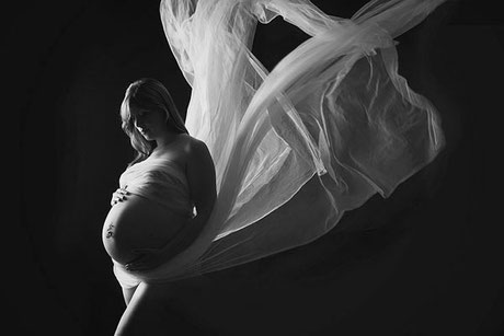Anspruchsvolle Babybauch Fotoshootings zur Schwangerschaft in Düsseldorf