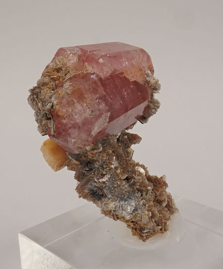 Pink apatite