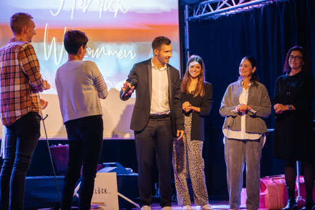 Zauberer Ju Vega mit Gruppe auf Bühne