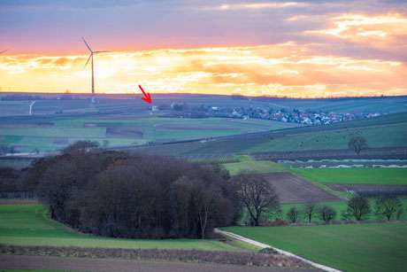 Blick von Mommenheim zur Bergkirche in Udenheim