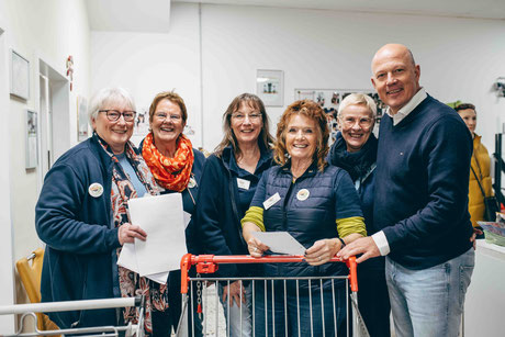 2026_01_16_Landrat Frank Rock, Dezernentin Marion Groß, Tiertafelteam Marlene, Marion, Annette u. Dagmar_ Foto: @Rhein-Erft-Kreis / Schweinsburg