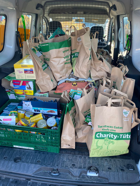 Abholung Charity Tüten im Fressnapf am Faler, Kerpen_Foto: Engels