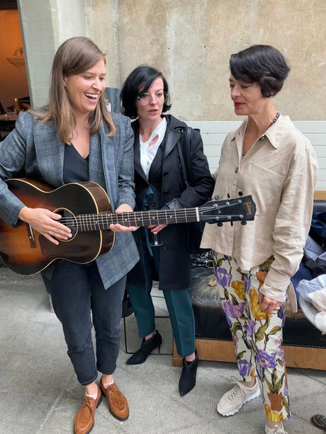 President Carolina Souviron (middle) and VP Suzann Klemm with a singer