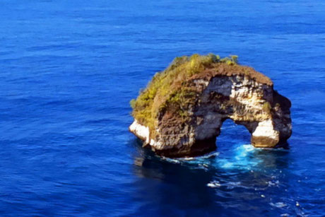 vue aérienne du rocher de Batu Bolong à Nusa Penida