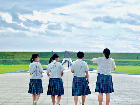 東北研修の様子。復興された町で防潮堤を臨む