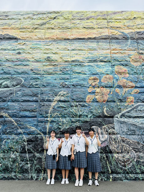 東北研修。防潮堤前にて。一番右が赤﨑さん