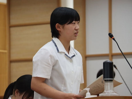 町議会で発表する赤﨑さん