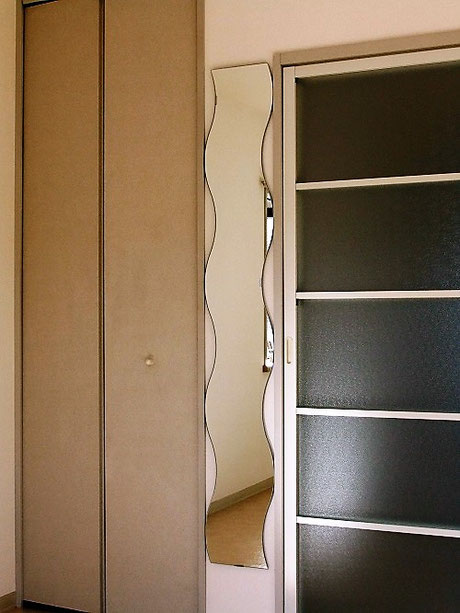 お洒落な鏡でファッションチェック