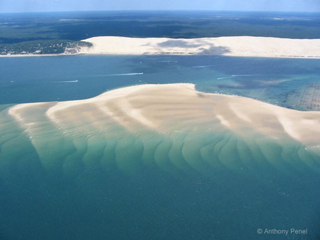 Vue du banc de sable avec, au fond, la Dune du Pilat