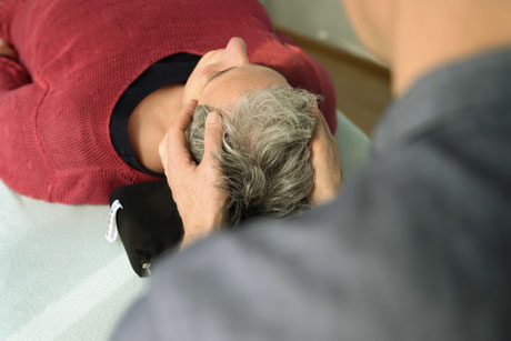 Craniosacrale Behandlung Kopf Wirbelsäule