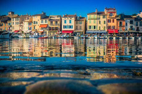 Façades pastel du port de Cassis – Paysage emblématique de Provence