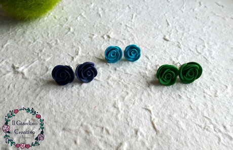 Orecchini "Rose a perno" Con rose in vari colori modellate a mano.