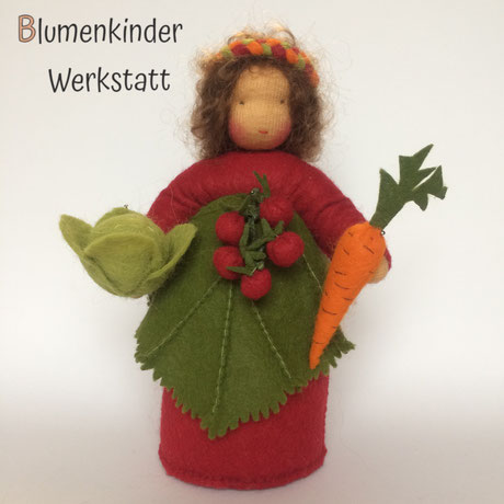 Blumenkinderwerkstatt Erntefrau mit Tomatenrispe Möhre und Kohlkopf