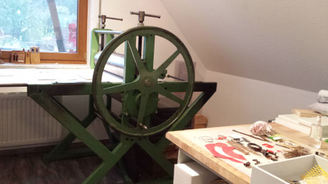 Druckpresse im heimischen Atelier