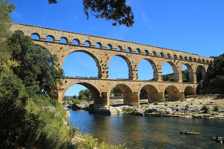 Le Pont du Gard, une merveille architecturale romaine, vu depuis la vallée du Gardon.
