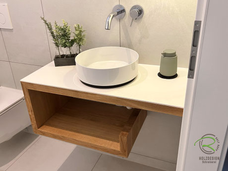 Gäste WC in Steisslingen am Bodenseee - Waschtischkonsole in Eiche Massivholz - Ecken auf Gehrung gefertigt mit offener Handtuchablage und weißer, wasserfester Melaminharz Waschtischplatte und verchromter Wandarmatur