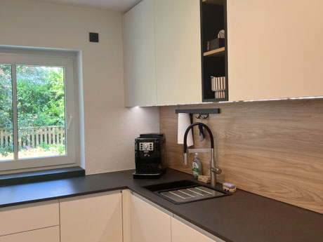 Kleine Küche nach Maß mit Dekton Arbeitsplatte und raumhohen Küchenschränke – Küchenprojekt in Donaueschingen