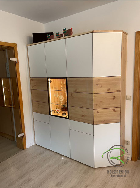 Esszimmer Highboard von Schreinerei Holzdesign Ralf Rapp in Geisingen mit weiß gekalkten Fichte Massivholzfronten und 45 ° Schräge und schwarzer Glasvitrine