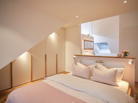 Dachnischenschrank nach Maß mit Schwebebett und Badmöbeln unter einer Dachschräge