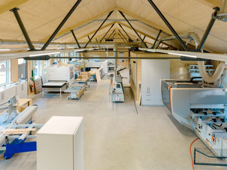 Innenansicht der modernen Schreinerei Holzdesign Rapp in Geisingen mit CNC-Technik, Fertigungsbereichen und großzügigem Arbeitsplatz für individuelle Maßanfertigungen