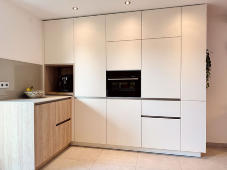 Deckenhoher Hochschrank mit integrierter Kaffeenische und kleiner Mülltrennung unter der Arbeitsplatte – funktionale Stauraumlösung für eine alltagstaugliche Wohnküche im Bestand