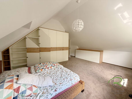 Individuell Schlafzimmereinrichtung mit schrägem Kleiderschrank unter Dachschräge & Dachnischenschrank als Kommode in weiß und Eichen Dekor mit individueller Inneneinteilung nach Kundenwunsch, offenem Regal in Holzdekor, Schrank mit Einlegeböden