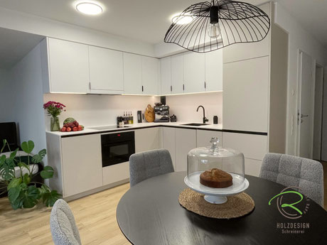 Maßgefertigte Schreinerküche in Rottweil über Eck in weiß und beige mit schwarzen Elementen wie Griffleisten, Armatur und Spülbecken von Schreinerei Holzdesign Ralf Rapp in Geisingen