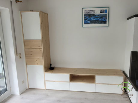 TV-Wohnzimmerwand in L-Form in Tuttlingen mit Echtholz Fichterahmen und Fronten, links Stauraumschrank für Gläser und Dekoration unten mit Schubladen und Klappen versehen für mehr Ordnung im Wohnzimmer