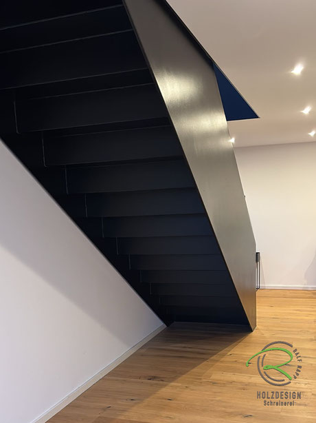 Gerade, geschlossene schwarze Metall Treppe vor dem Einbau des Treppenschrankes