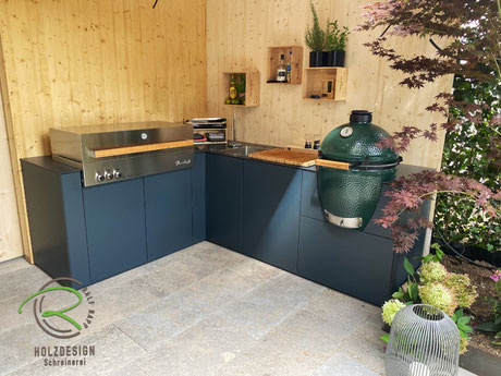 grifflose Outdoorküche nach Maß von Schreinreei Holzdesign Ralf Rapp, witterungsbeständige Außenküche über Eck in schwarz mit Gasgrill u. Keramikgrill mit Kühlschrank und Spülbecken über Eck - L-Grillküche im Garten