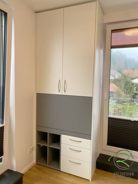 Schreibtischschrank mit ausklappbarer Schreibtischplatte & offenem Regal in grau, daneben 3 Schubladen in weiß mit Kinderzimmerschrank, kleine Kinderzimmer-Einrichtung mit Schreibtischschrank Schreinerei Holzdesign Ralf Rapp Geisingen, Kinderzimmermöbel