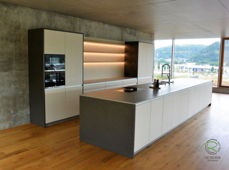 Schreinerküche nach Maß für eine Medizinfirma in Tuttlingen, Inselküche für Mitarbeiterküche und Eventküche in anthrazit und beige, Mikrowellen Geräte und Dekton Arbeistplatte